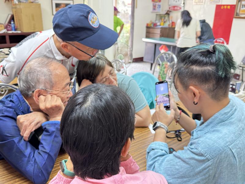 學員們在上課過程中，相互討論學習。