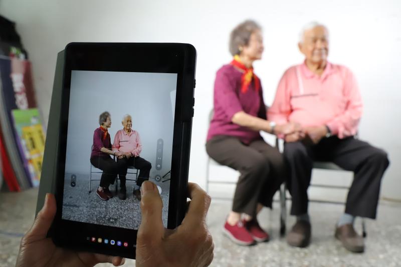 長輩用平板與手機操作拍照-1