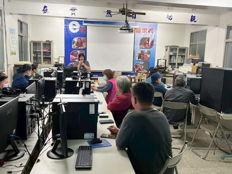 數位創意與內容創作-海報製作-封面照