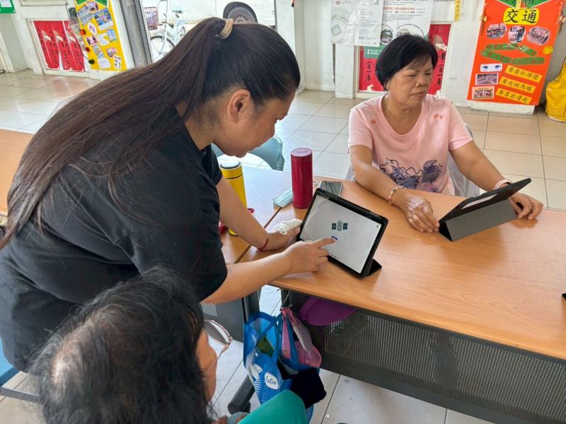 講師手把手教學，示範如何錄製音軌與調整音量，學員跟著實作，氣氛輕鬆又充滿學習動力。