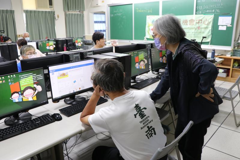 努力製作作品中，遇到瓶頸詢問助教才能有效學習～