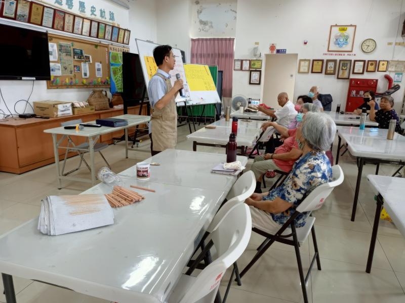 講師說明雷雕機應用，介紹如何運用於生活小物與文創設計，讓學員了解其實用性。