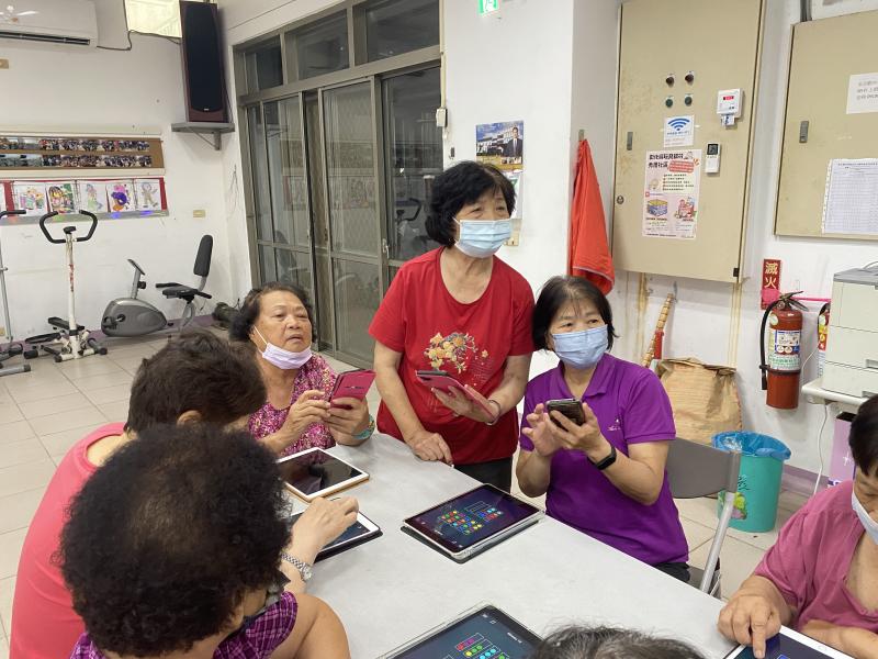 無論平板或手機,大家都很認真的學習