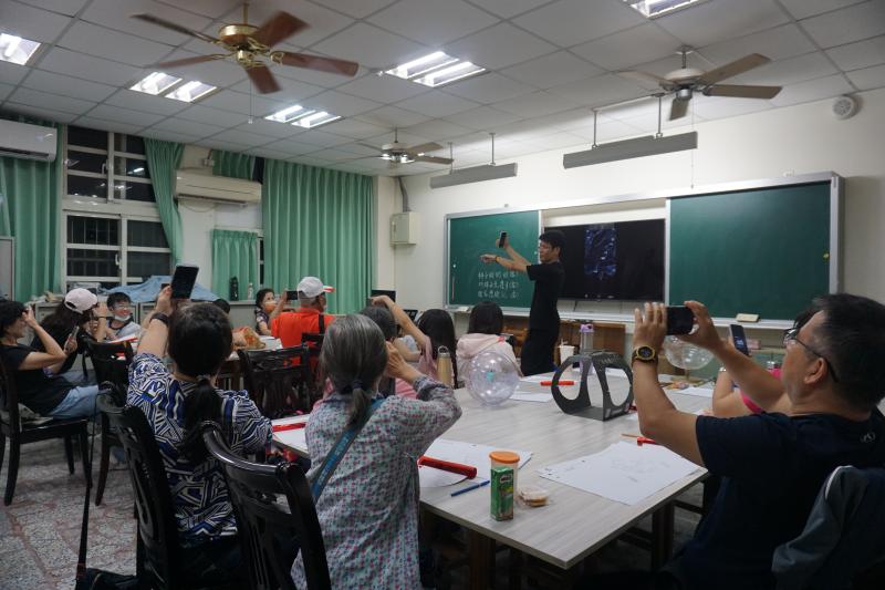 觀星APP使用教學，方向不同，可以觀察到的星星不同。