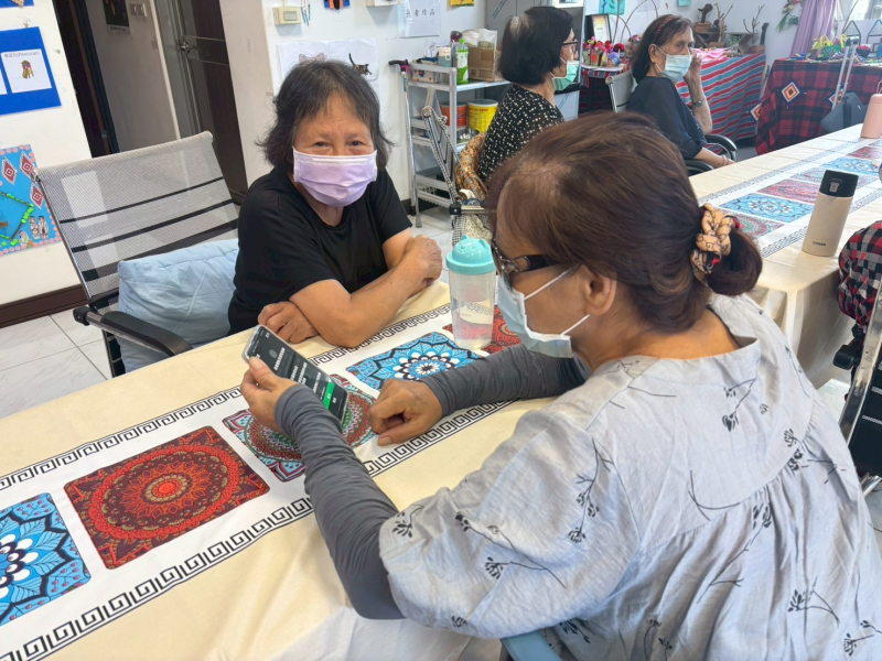 學員認真詢問老師問題