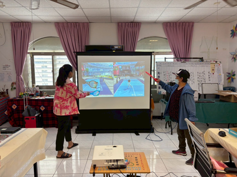 講師協助學員體驗