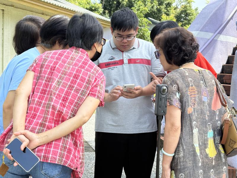 學員觀看拍攝成果