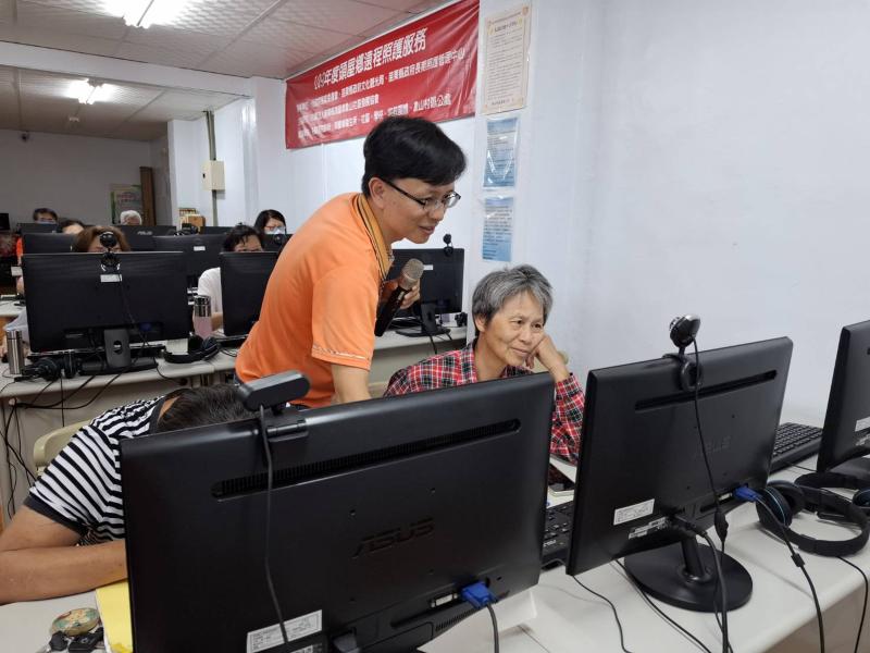 學員聆聽講師指導