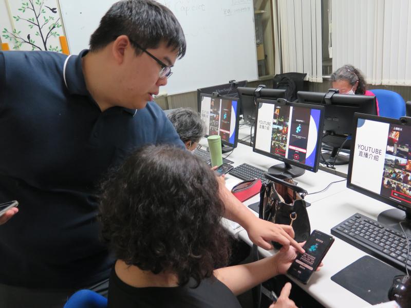 學員親自設計並執行直播主題