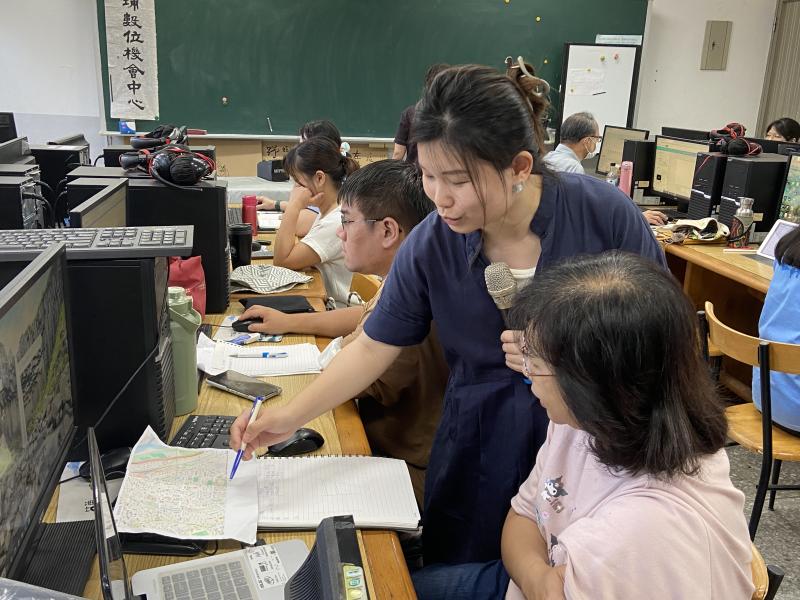 講師教導學員設計排版