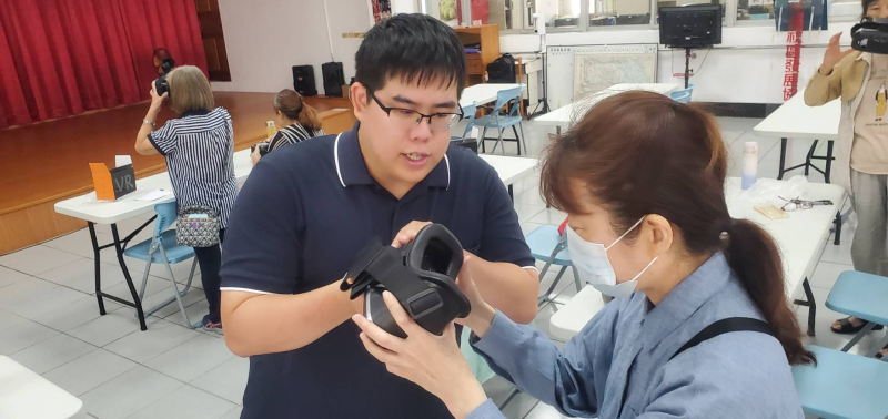 作品完成後，學員重新戴上VR眼鏡，觀賞自己的傑作