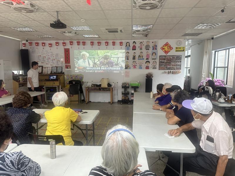 第二堂課別具意義，老師邀請本身熟悉褒歌的長輩學員現場分享傳統唱法，並與第一堂課所學的樂器相互結合，嘗試創作屬於自己的褒歌配樂演奏，激起學員們濃厚的參與感與懷舊情懷，現場氣氛熱烈、笑聲不斷。