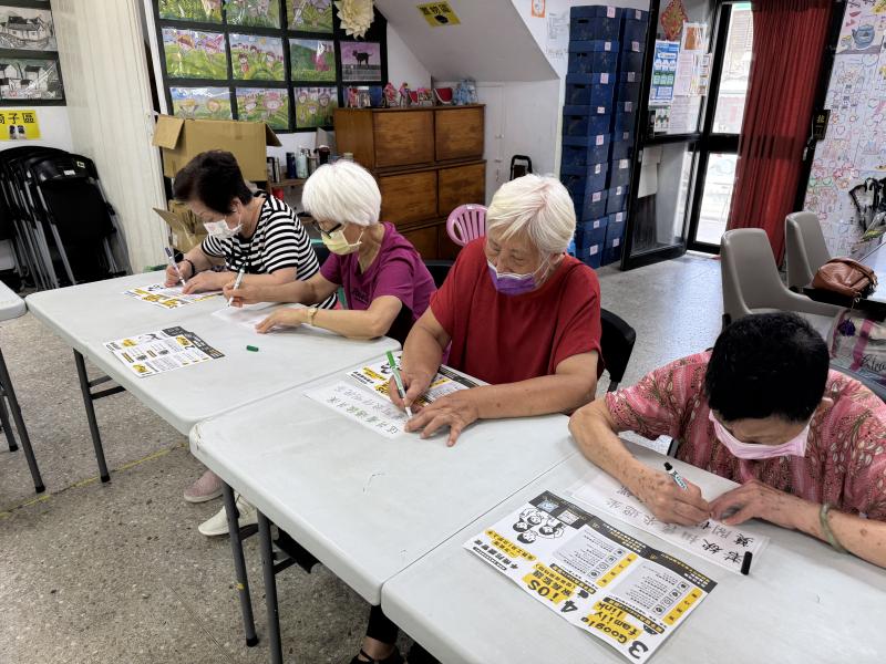 在第三堂課中，老師引導學員們將自己熟悉或創作的歌詞寫下來，搭配GarageBand錄音錄影，留下難忘的紀錄成果。