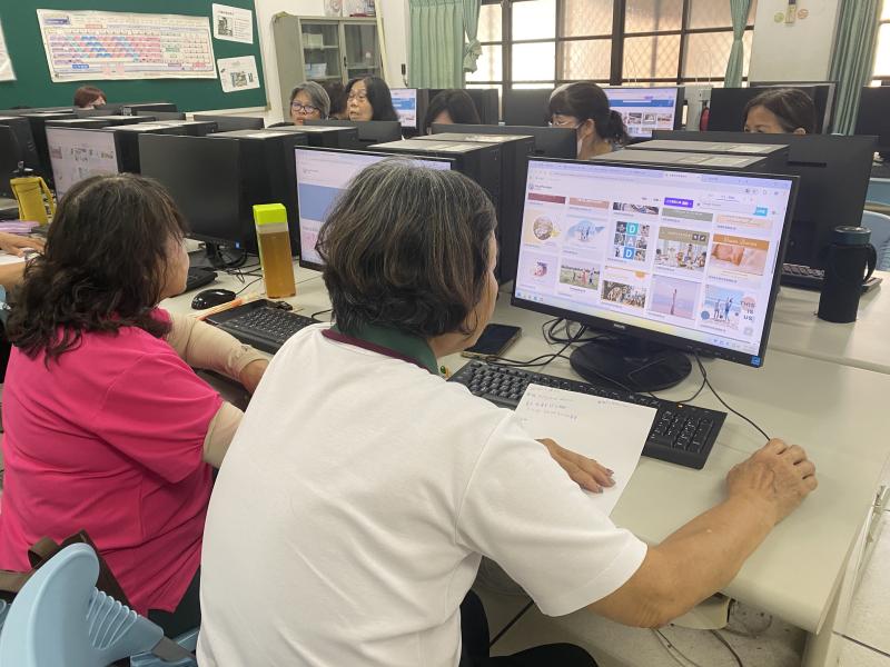 學員們發揮創意，開始編排自己的相簿書。