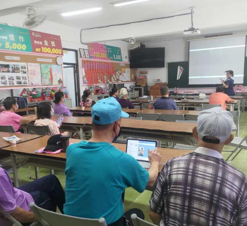 手拿平板開始操作