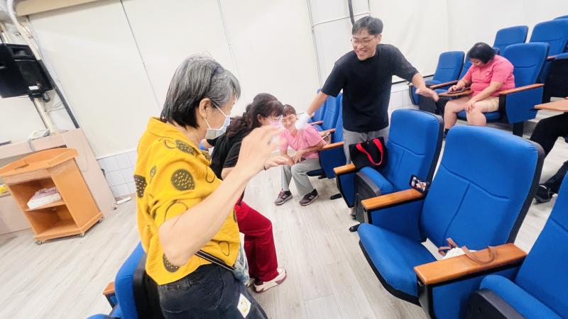 學員現場手機下載APP現學現用身體互動小遊戲