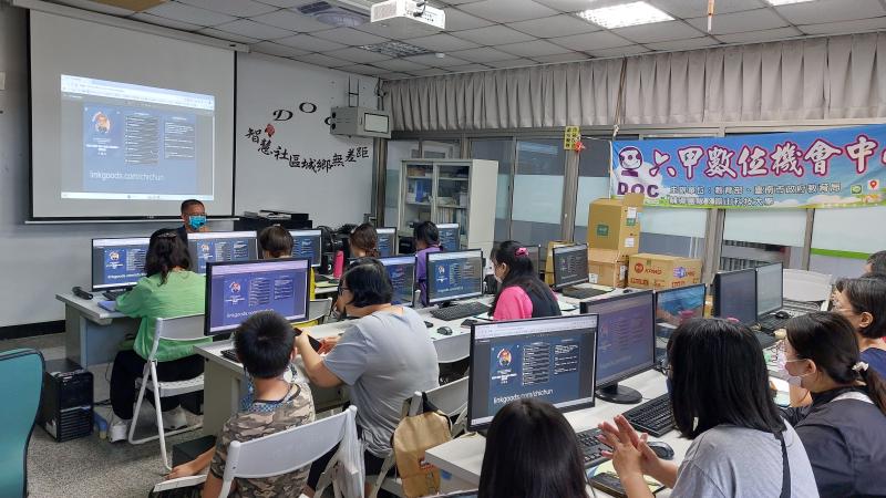 老師一開始就有計畫的安排課程的順序, 讓學員能夠容易一步一步的跟著老師的帶領, 完成Line貼圖的個人創作。