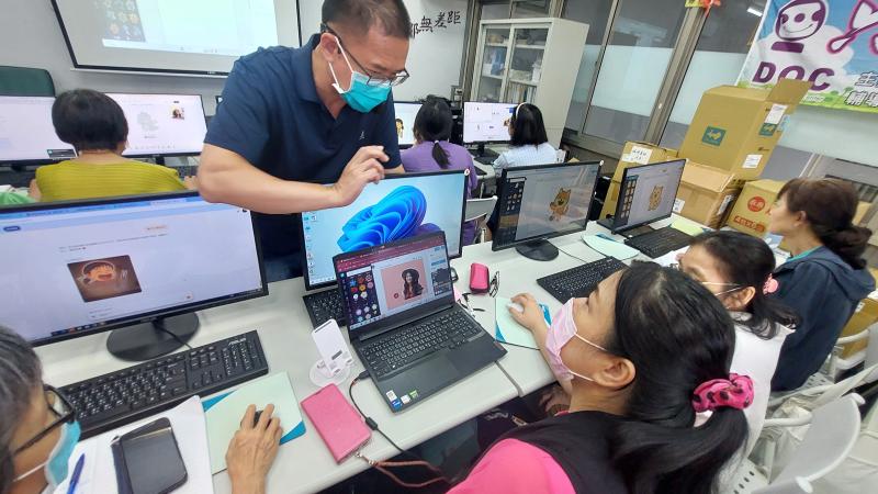 每一個貼圖, 都是學員的巧思，在設計貼圖過程中, 老師也很親切地幫學員解決一些製作上的難題,