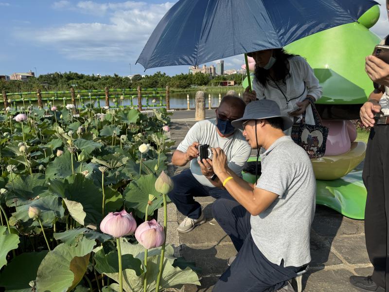 課程後半段，學員們前往風景優美的山豬窟荷花池進行實地拍攝