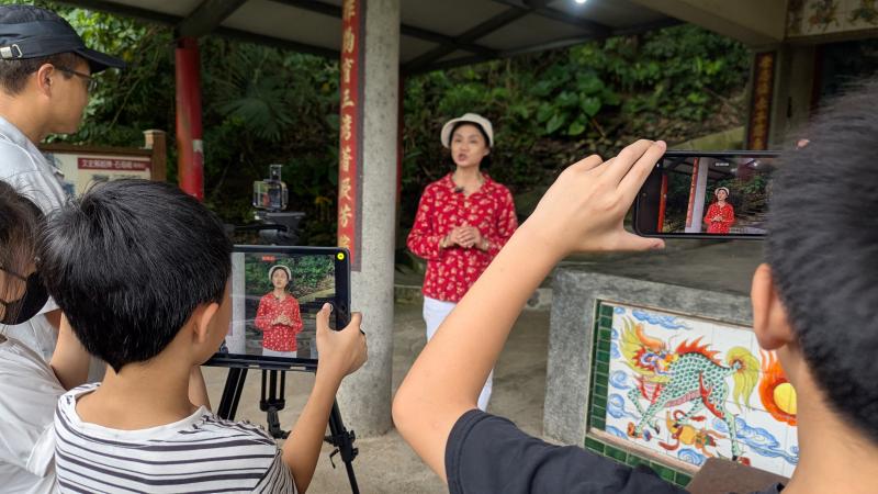 大小朋友拍攝村長介紹石母祠