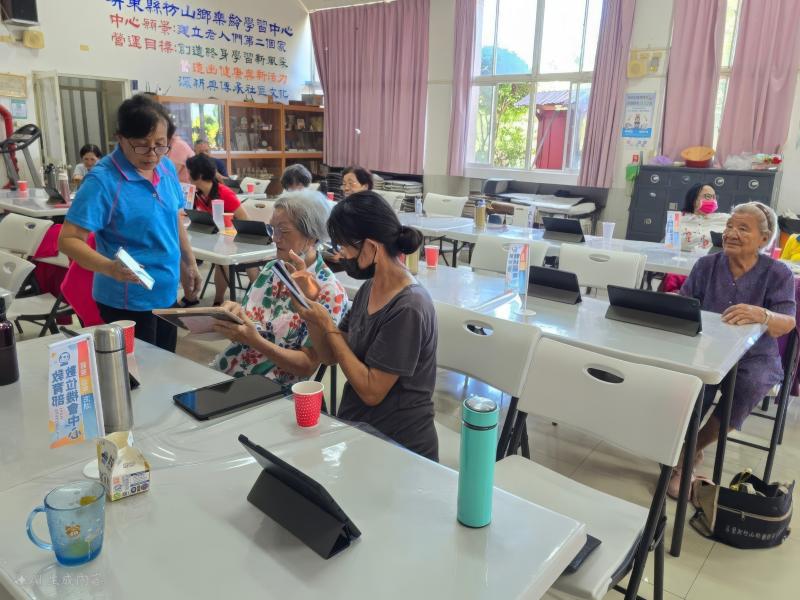 學員操作AI繪圖互相交流，學習氣氛活潑，增進創意與數位應用力。