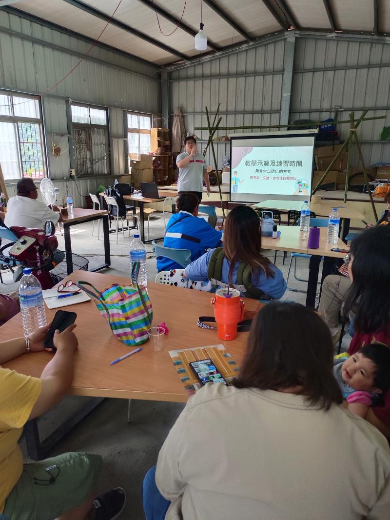 講師詳細說明如何用 AI 製作圖片，也示範了在 Canva 編輯的技巧。