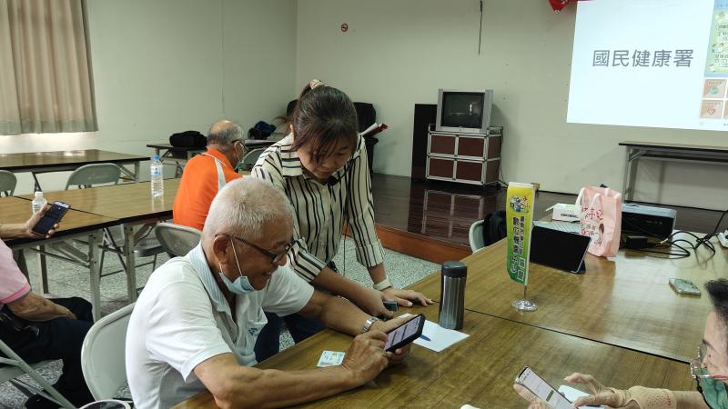 專業的前護理師幫忙長者看健檢數值，是否有符合健康好體態