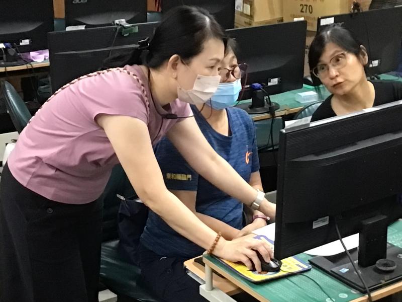 講師指導學員完成文創圖案設計1