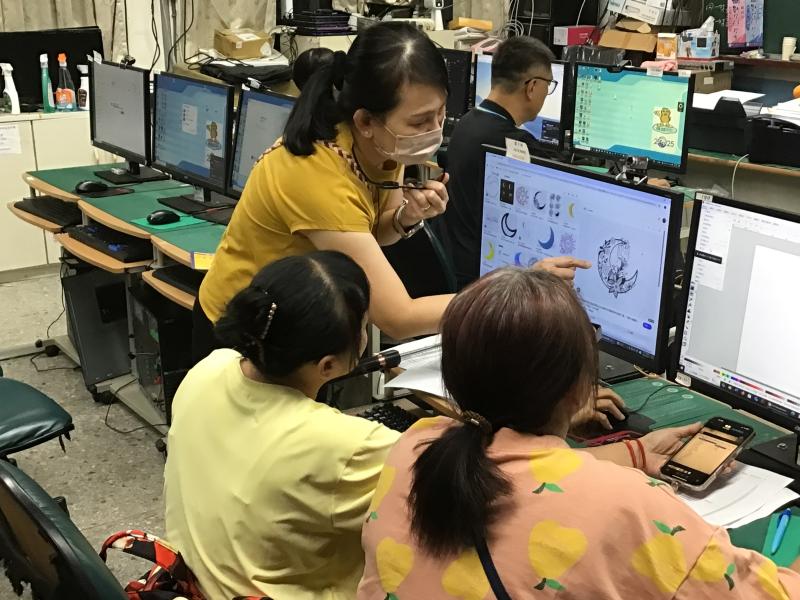 講師指導學員完成文創圖案設計2