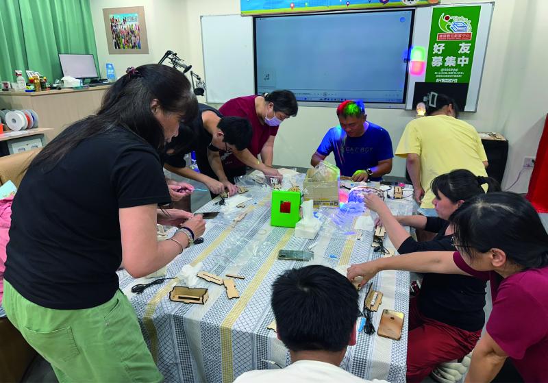 學員燈盒組裝作業