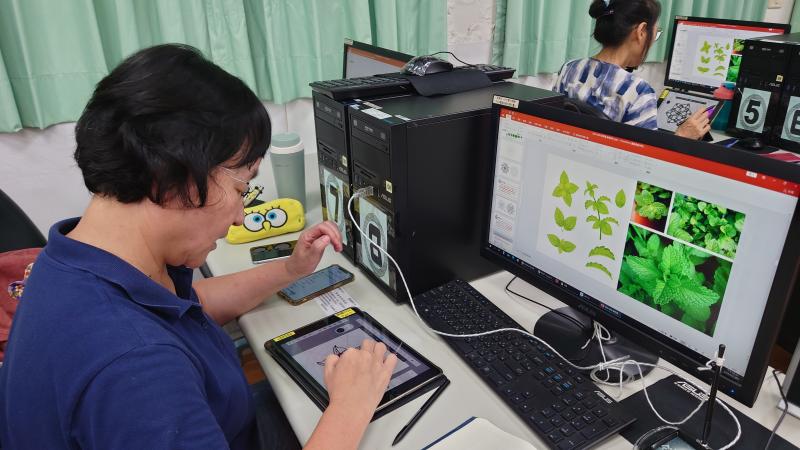 講師指導學員參考植物的枼脈對稱，融入曼陀羅的繪畫中