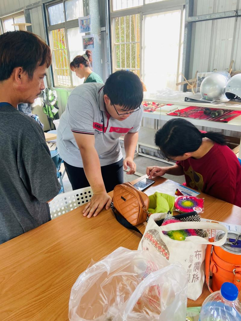 講師指導學員如何操作AI手機工具