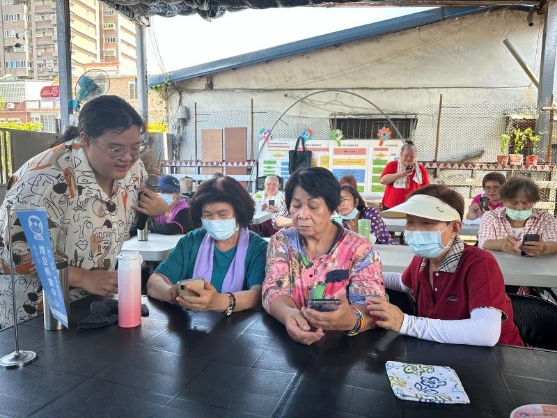 課程中，郭老師以清楚步驟帶領學員認識LINE內建的AI功能，示範如何以關鍵字生成祝賀文字與生活照片。