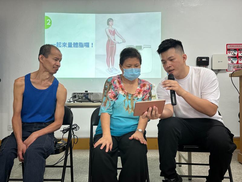 課程中，透過體脂計進行現場量測，搭配APP記錄體重、體脂與運動習慣，提升學員自我健康管理意識。