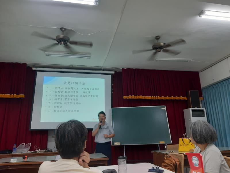 第二堂尤講師也特別請到警察隊長 跟大家分享真實案例及最常見的詐騙手法，讓大家學會分辨真偽網站、假新聞及解析常見的詐騙手法有哪些，讓學員建立安全意識免於受騙。