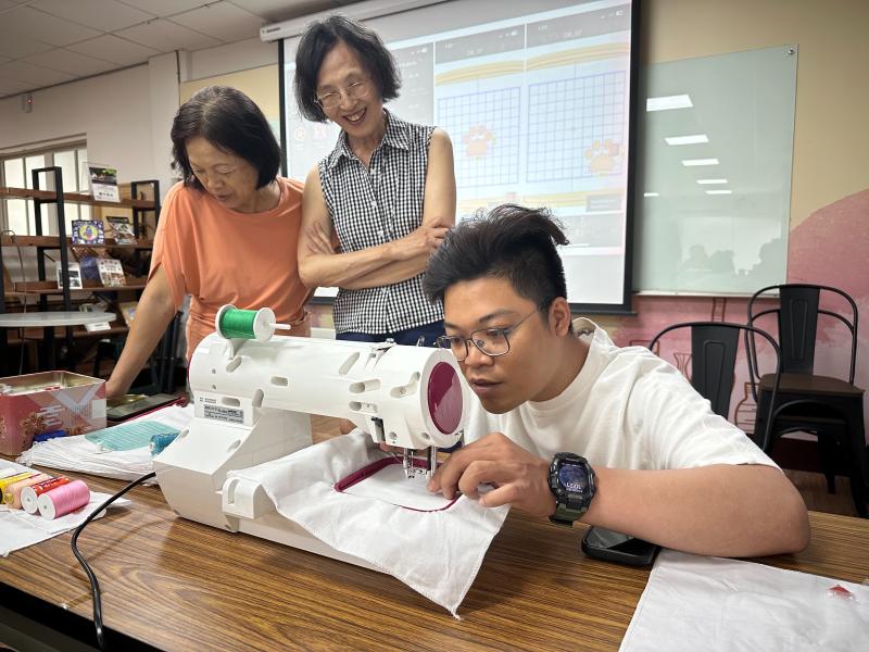 課程中，向老師先介紹電繡機的基本操作與數位圖像轉換原理，學員們運用平板設計圖案，再將設計傳輸至電繡機進行刺繡實作。