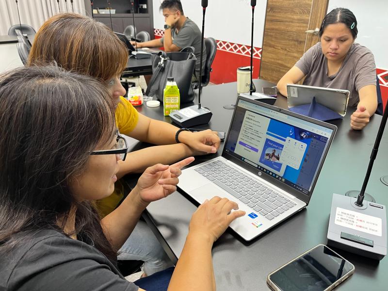 利用Canva來設計製作簡報，透過講師教學一步步從風格設計、背景配色、文字編排、圖片排版到影片剪輯，製作出具有特色又專業的完整簡報。