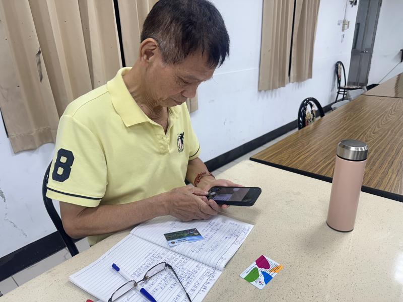 學員自己操作手機