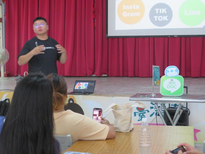 上課時新住民認真聽還錄影