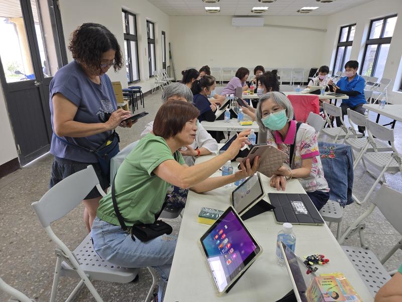 學員彼此交換操作程序不自。