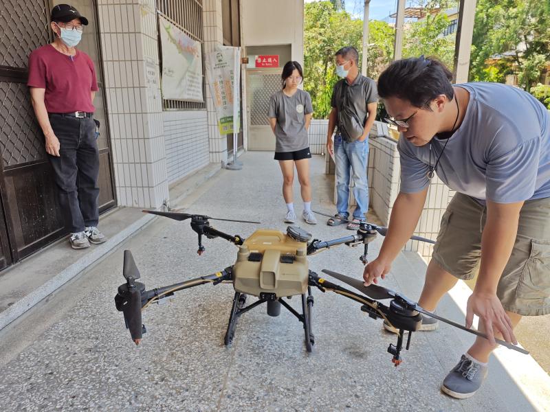 戶外實地操作環節中，講師示範農用無人機的基本保養與啟動流程，學員實地觀摩大型機具，拓展對空拍技術的認識，也強化了飛行安全意識。