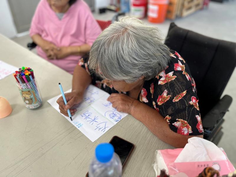 長輩專心的紀錄著自己的故事核心關鍵字