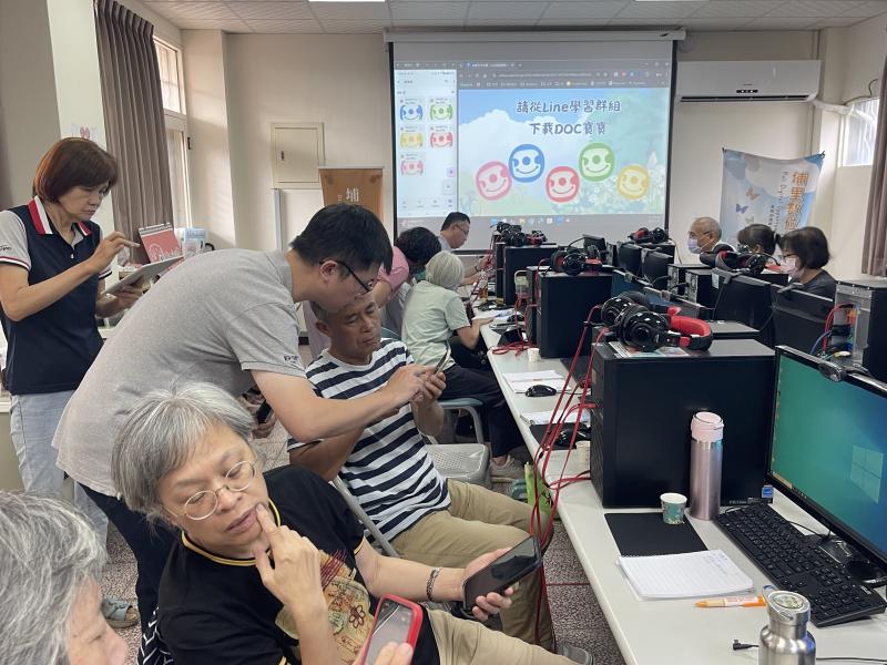 在課堂上,講師一邊教學,一邊穿梭於座位間解答問題。學員們不只主動舉手請教,也會彼此討論、分享操作技巧。