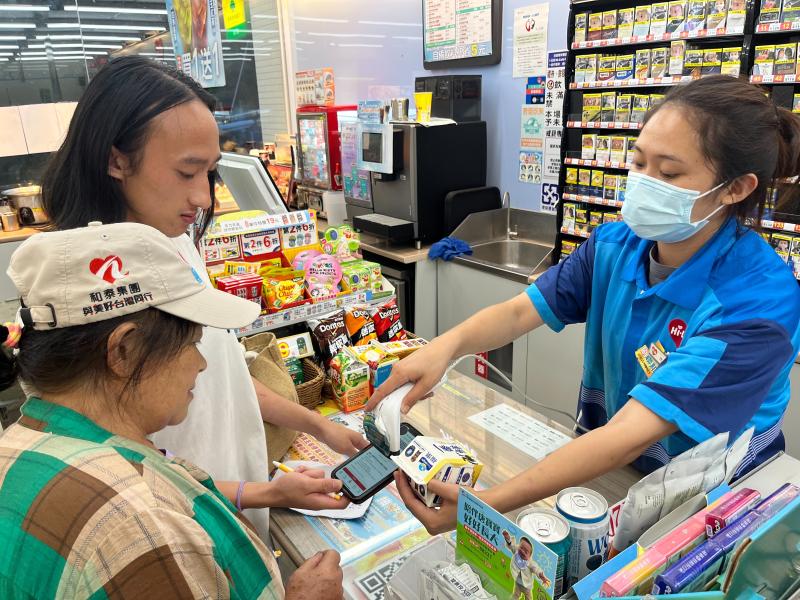 利用手機支付功能成功買下物品，為的是方便又解省時間找零錢，更能快速的讓後面排隊的人加緊結帳。