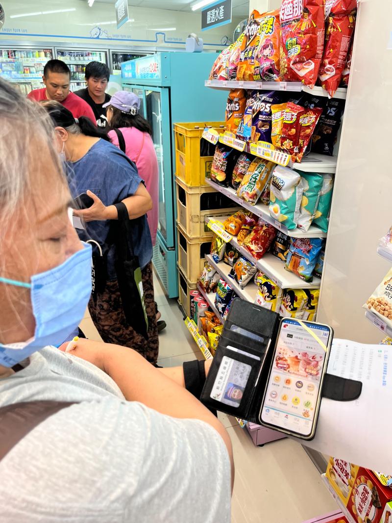 利用萊爾富會員App，點選點數兌換功能，查看自身的點數能兌換哪些商品，並且實際操作，最後刷載具將發票存入手機。