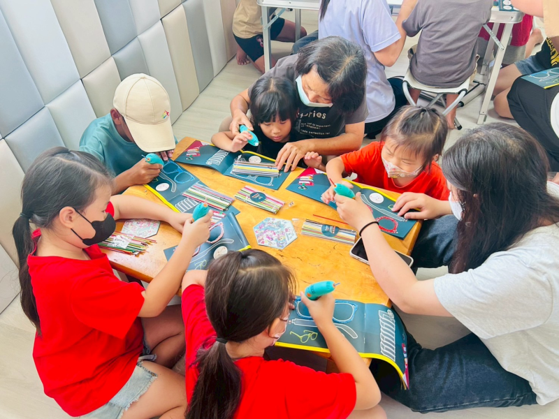 學員們(孩子與家長)非常認真的討論與設計要完成立體眼鏡