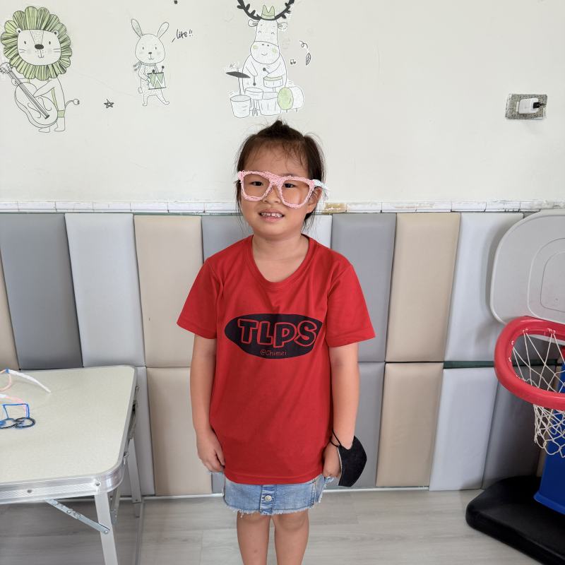 小朋友自己設計的立體眼鏡，因為非常喜歡粉紅色與白色，所以這兩個顏色為主色。