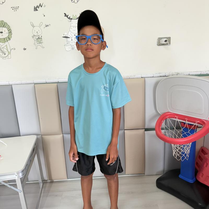 小朋友自己設計的立體眼鏡(以藍色為主色)