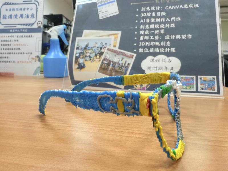 小朋友自己設計的立體眼鏡，側邊還使用雙心石滬做圖騰裝飾