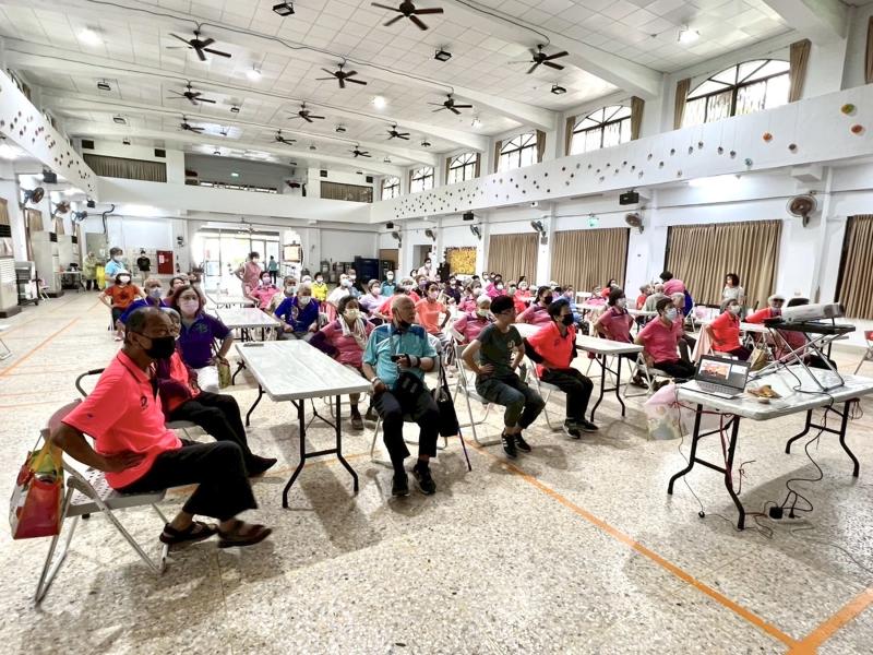 中間空檔時間,老師帶著長輩學員動一動。